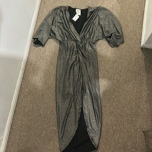 Beautiful v neckline dress with slit! 🤍🩶